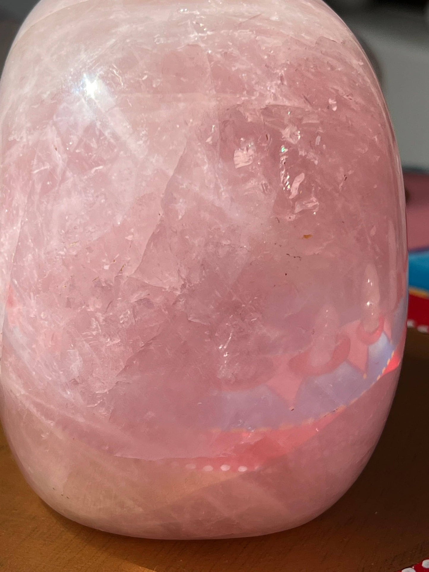 Rozenkwarts XL Skull/ kristallen schedel met regenboogjes