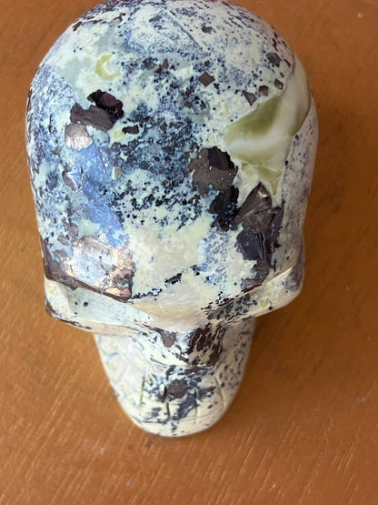 Serpentijn met Pyriet S Skull/ kristallen schedel