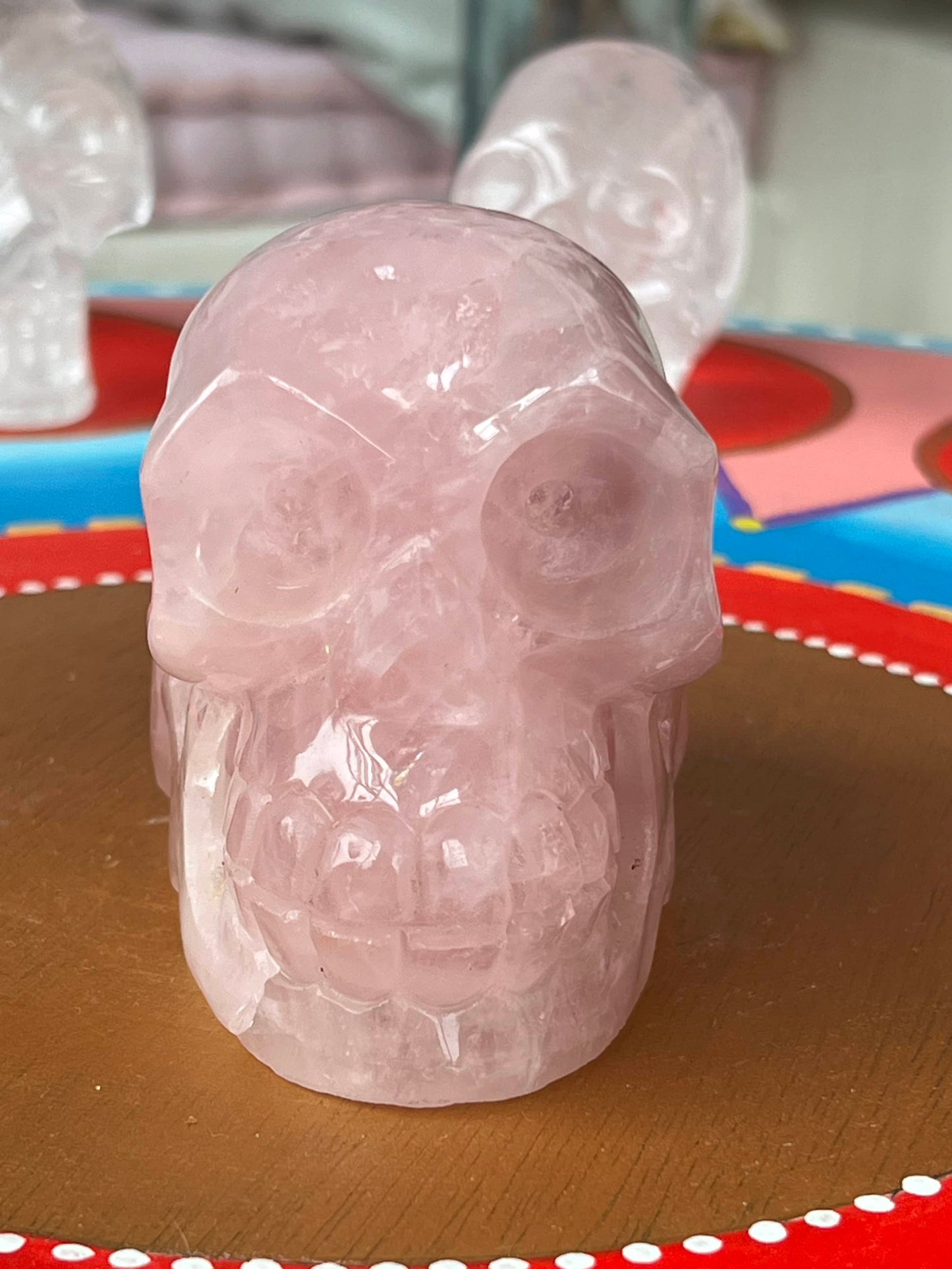 Rozenkwarts M Skull/ kristallen schedel met regenboogjes