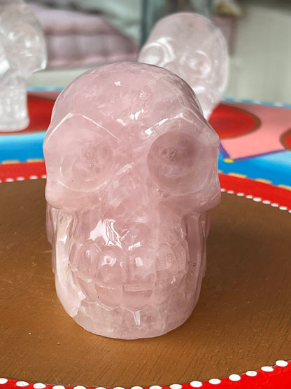 Rozenkwarts M Skull/ kristallen schedel met regenboogjes